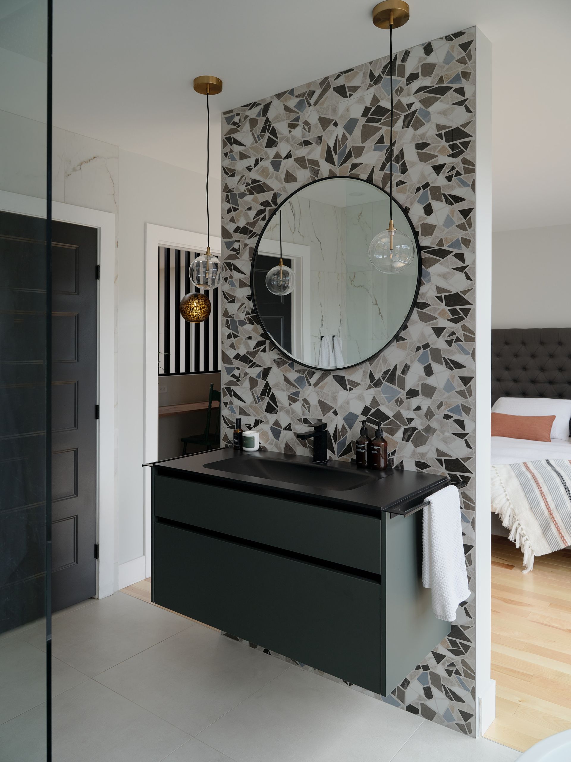 Une salle de bain avec un lavabo et un miroir rond