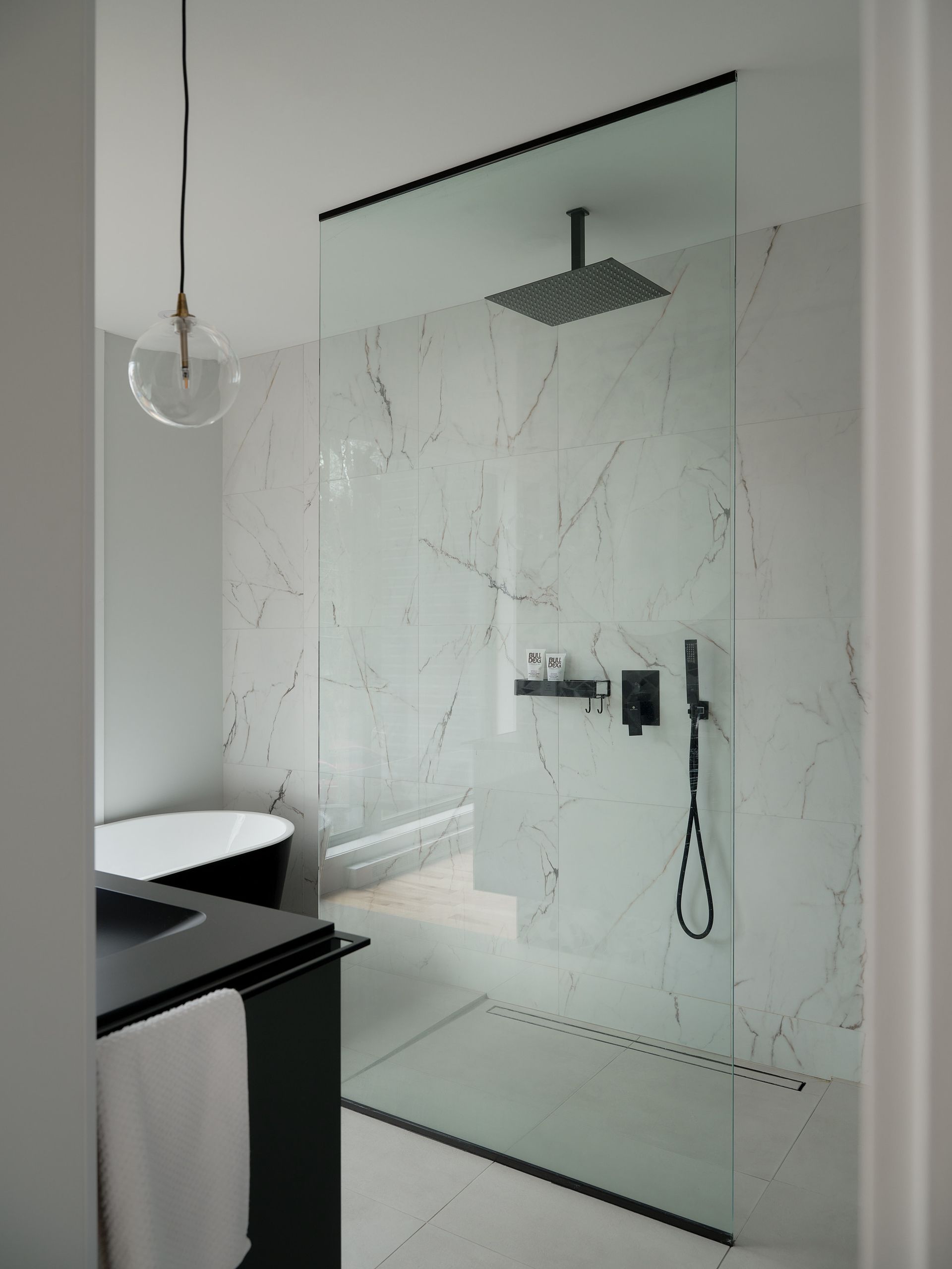 Une salle de bain avec une douche à l'italienne et une baignoire