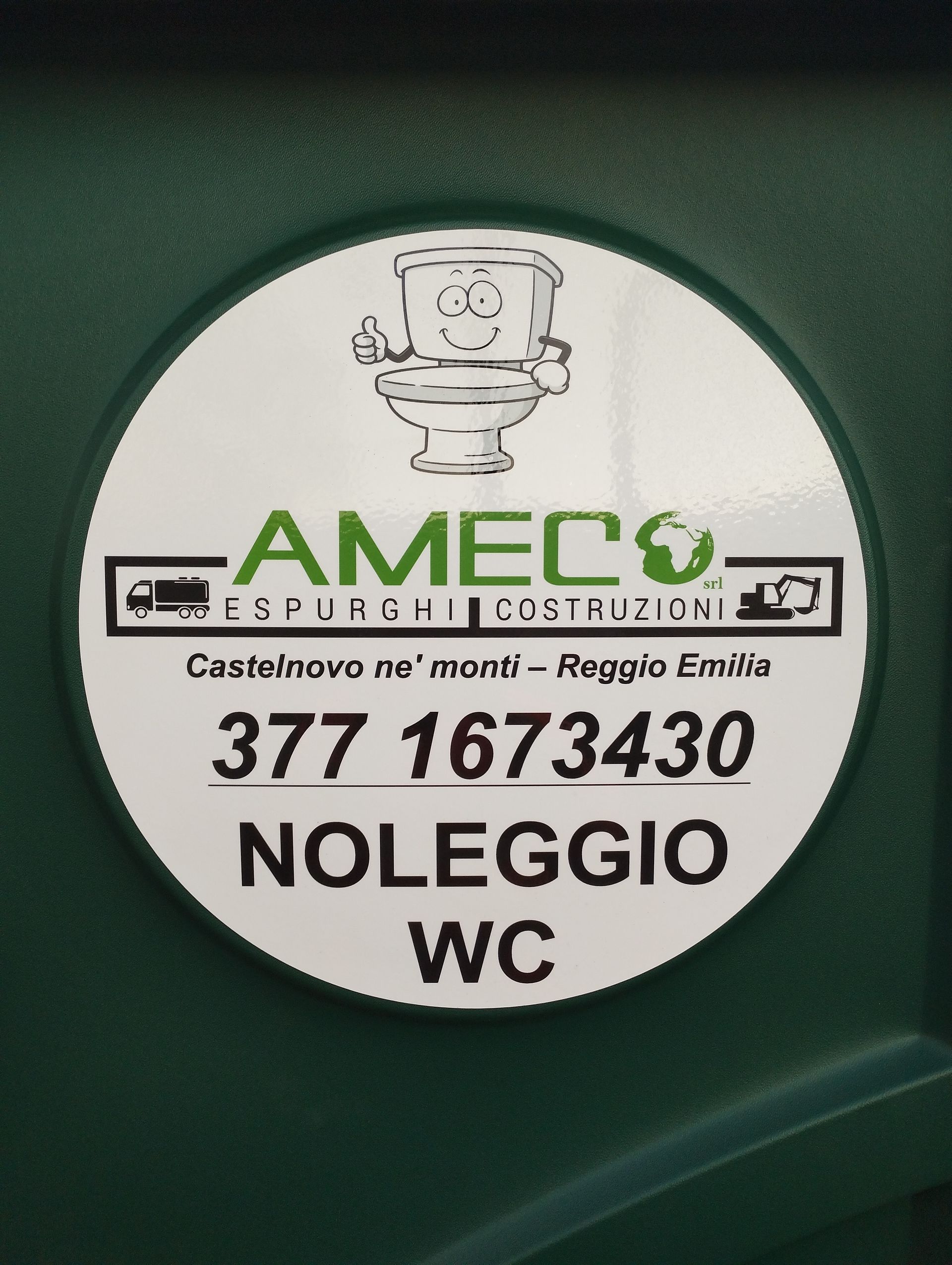 Informazioni di contatto scritte su un bagno chimico di Ameco.