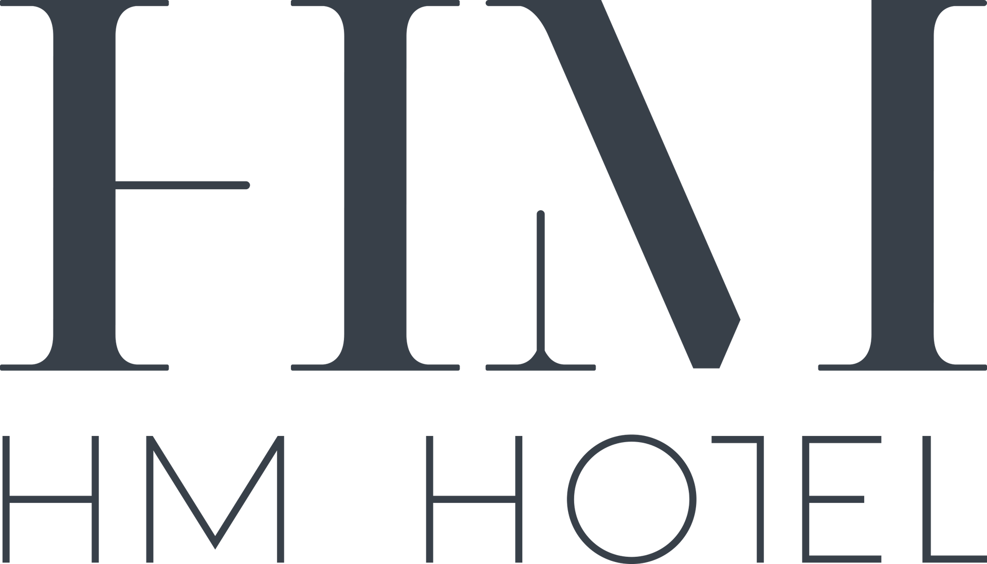 Logótipo do HM Hotel, com letras grandes e estilizadas em cinzento sobre um fundo branco