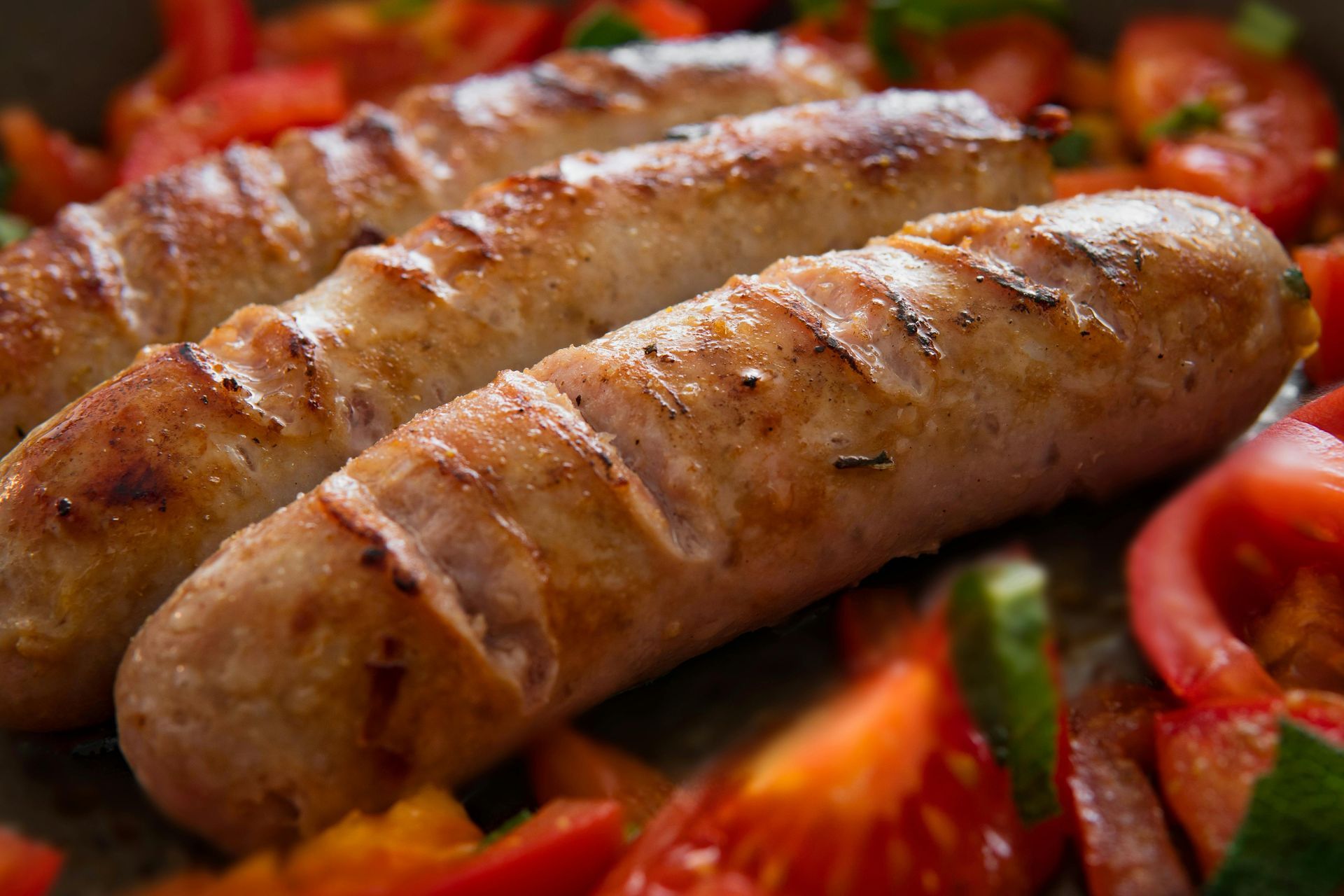 Grilled sausages with tomatoes.