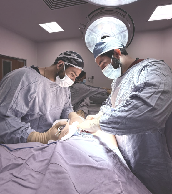 Un médico habla con un paciente sentado en una luminosa sala de exploración clínica, con monitores de ultrasonido y de ordenador cerca.