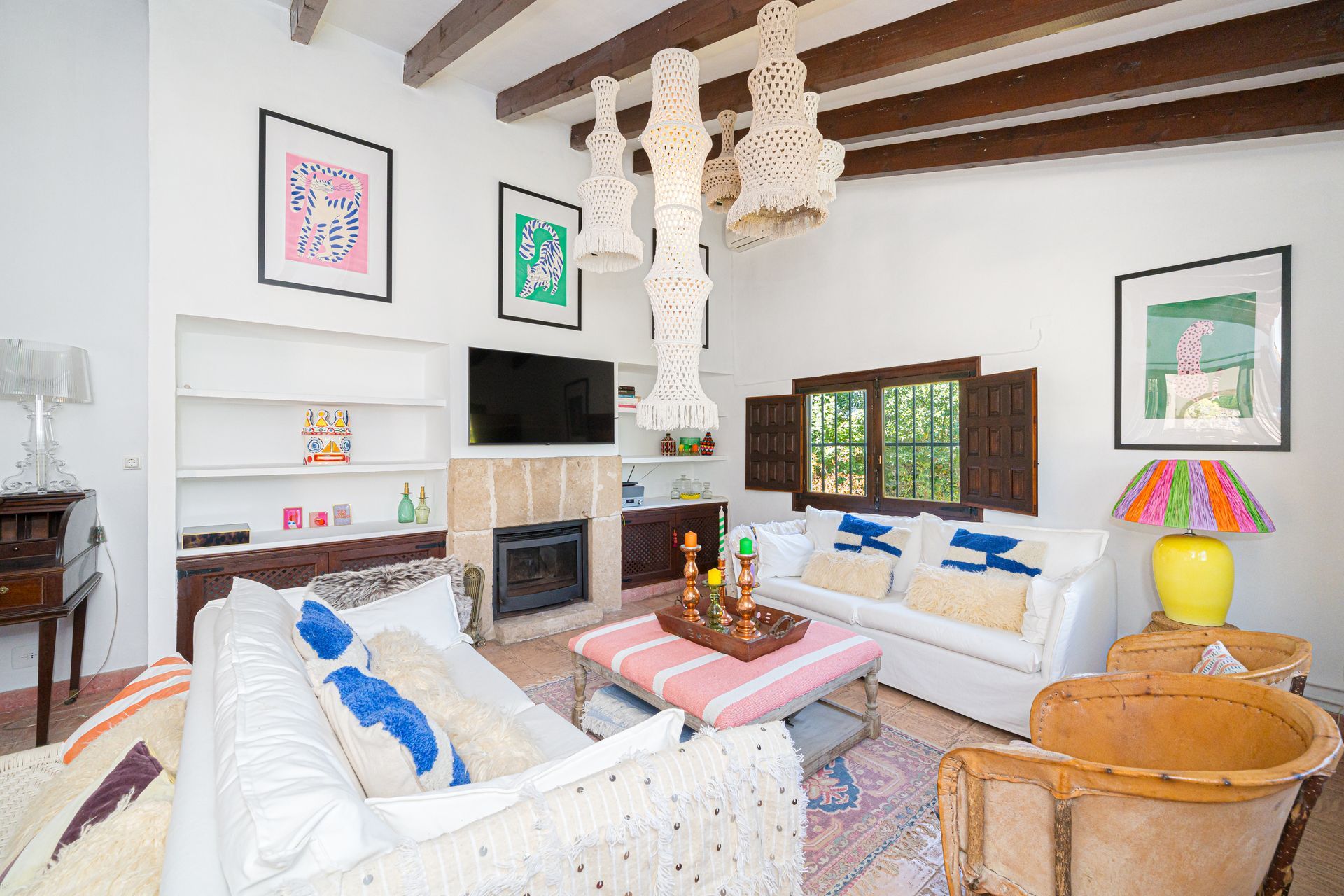 Een woonkamer met een witte bank en een open haard van Villa Fave, El Tosalet, Javea