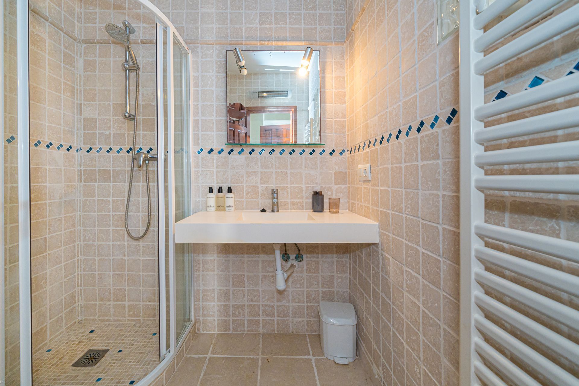 Een badkamer met wastafel en inloopdouche van Villa Fave in Javea