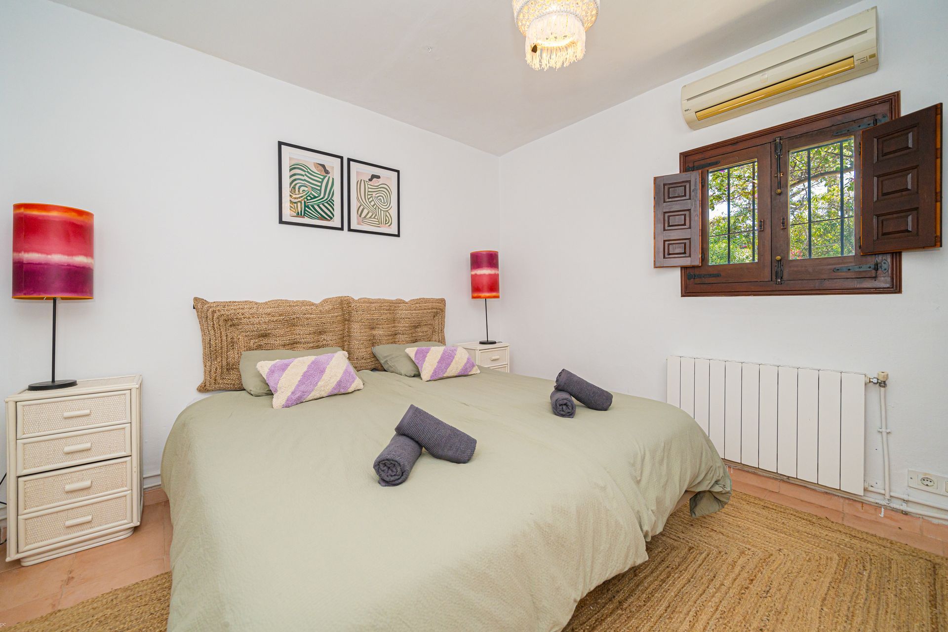 Een slaapkamer met een groot bed en een raam van Villa Fave in Javea