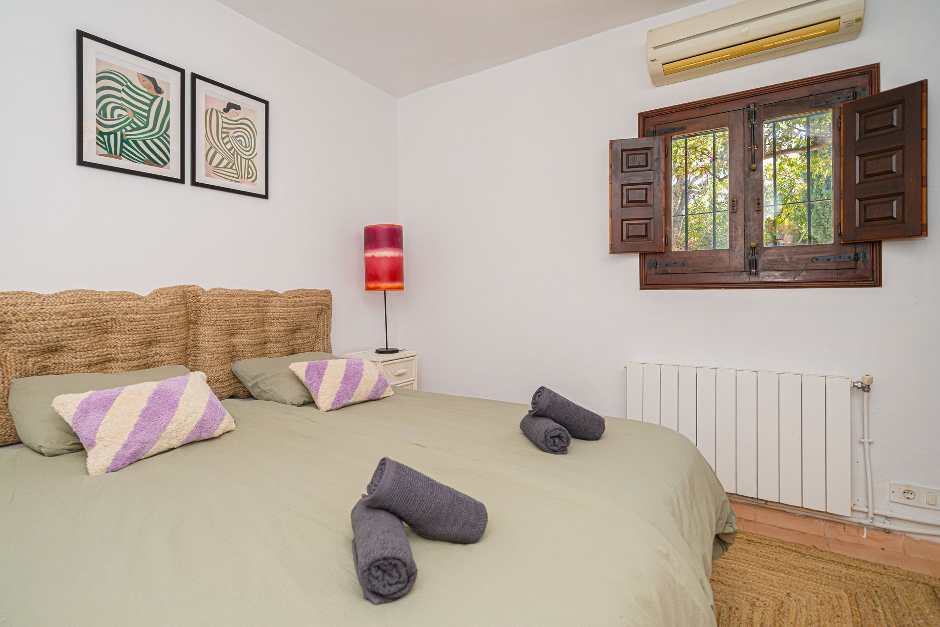 Een slaapkamer met een groot bed en een raam van Villa Fave 