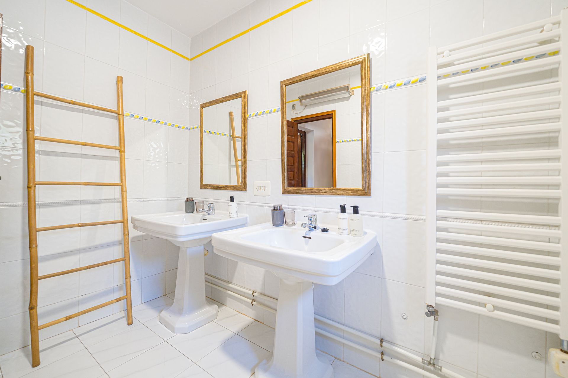 Een badkamer met twee wastafels en twee spiegels van Villa Fave in Javea