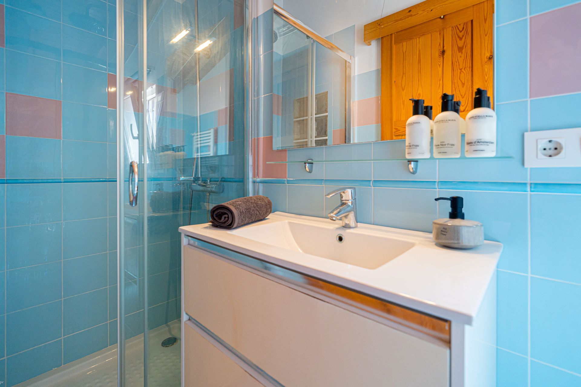 Een badkamer met blauwe tegels en een wastafel en douche van Villa Fave in Javea