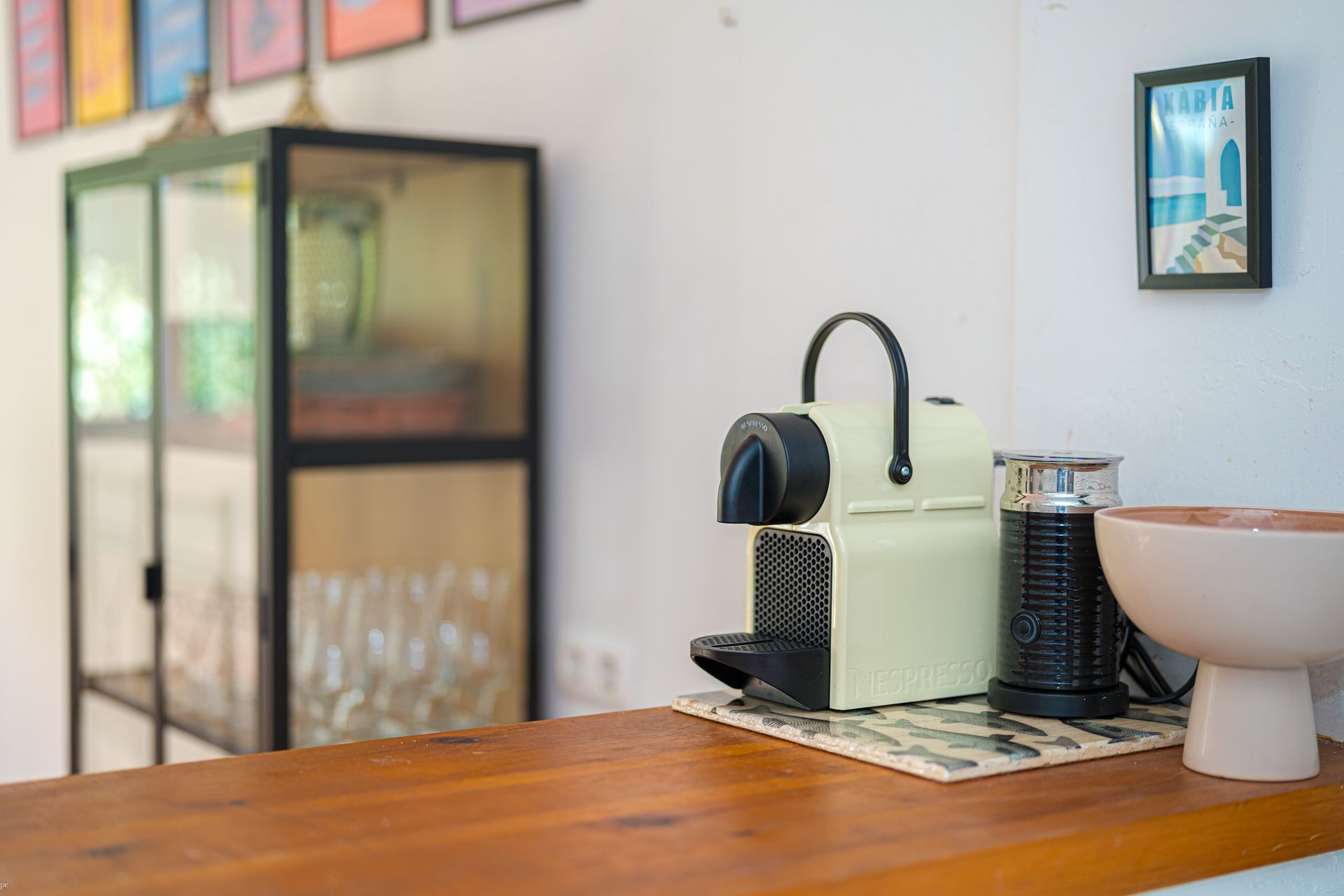 Op een houten aanrecht staat een wit koffiezetapparaat van Villa Fave in Javea