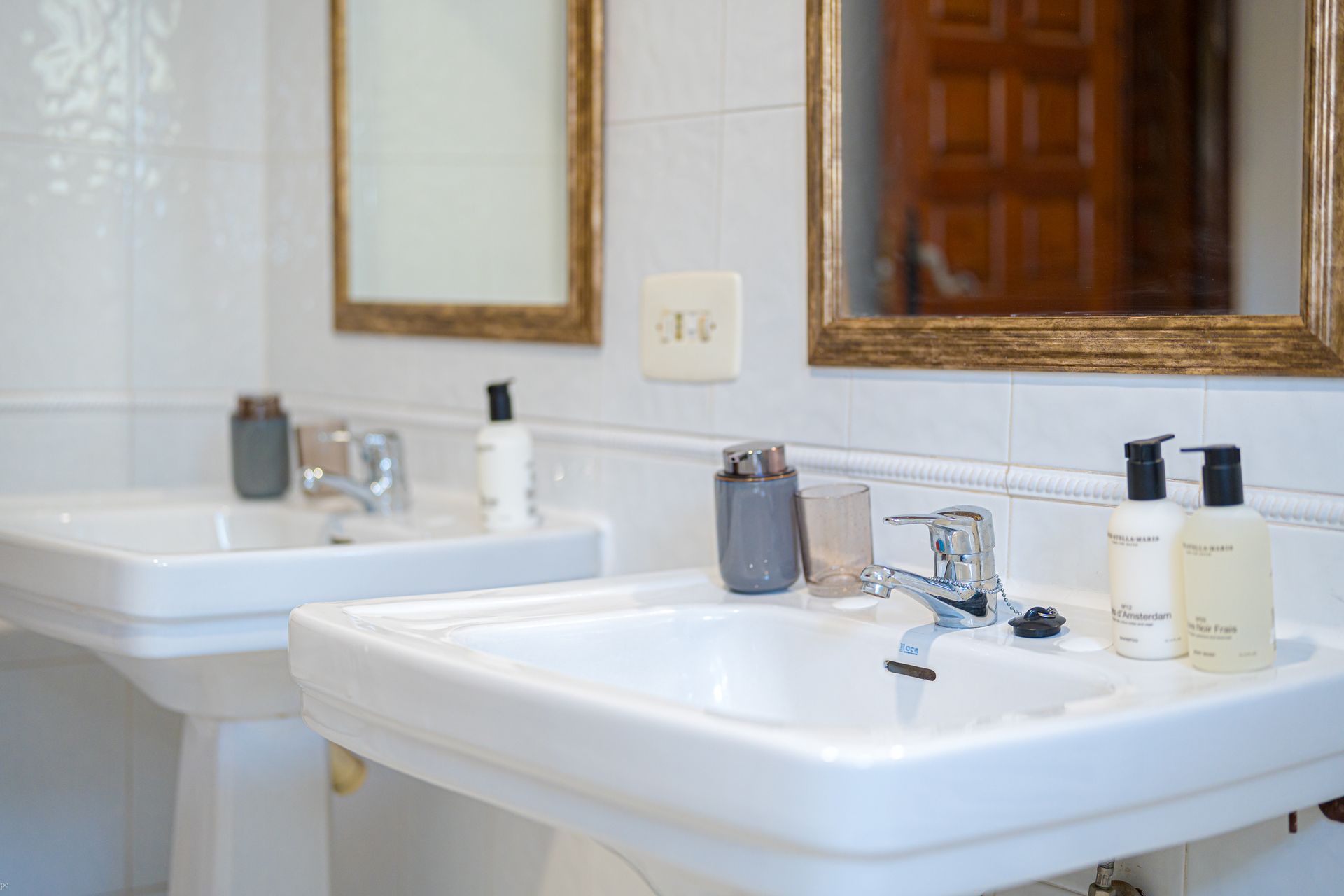 Een badkamer met twee wastafels en twee spiegels van Villa Fave in Javea 