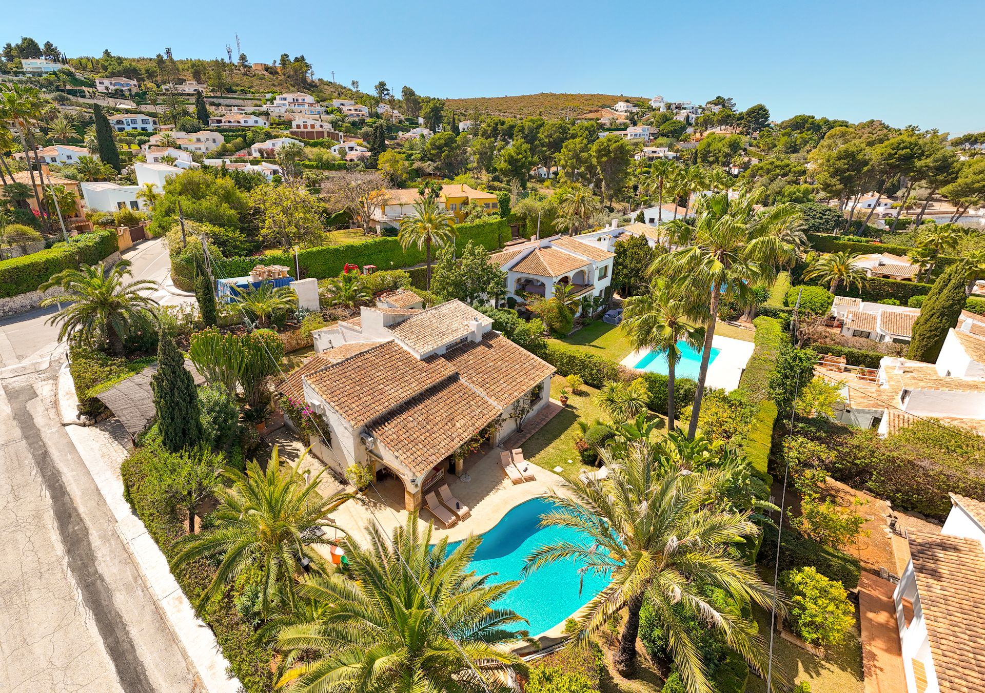 Een luchtfoto van Villa Fave, El Tosalet, Javea met een zwembad in de achtertuin