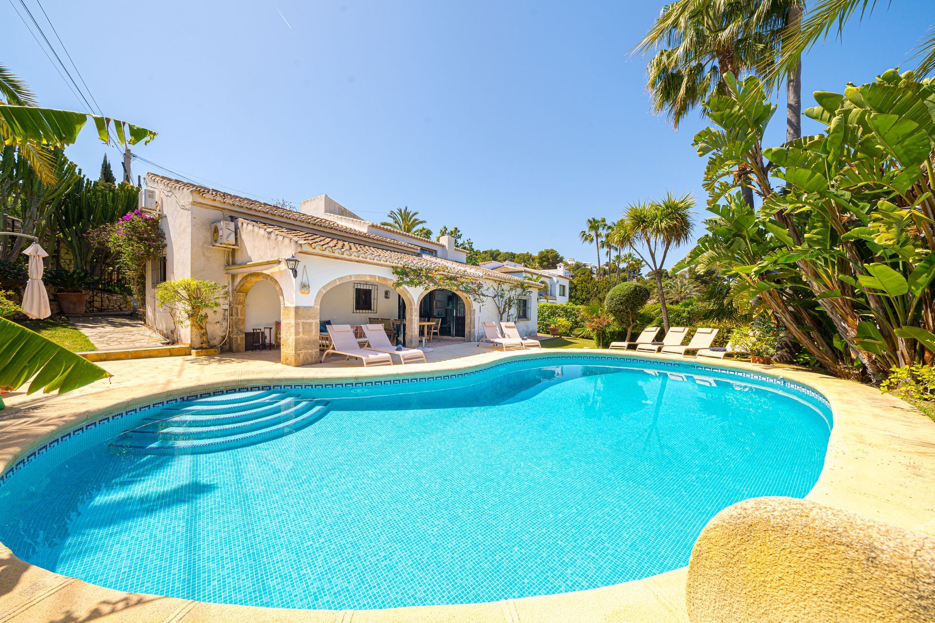 Welkom bij Villa Fave in het prachtige El Tosalet, Javea! Onze villa biedt een heerlijk toevluchtsoord te midden van de rustige schoonheid van deze regio. Met een sfeervol zwembad en een ontspannen ambiance, nodigt Villa Fave je uit om te genieten van een onvergetelijke vakantie-ervaring. Ontsnap aan de drukte en verwen jezelf met een verblijf in onze villa, waar ontspanning en comfort samenkomen. We kijken ernaar uit om je te verwelkomen in Villa Fave, jouw ideale vakantiebestemming in El Tosalet!