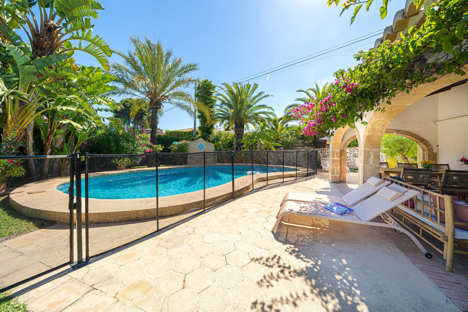 Een luchtfoto van villa Fave met een zwembadin Javea, urbanisatie El Tosalet