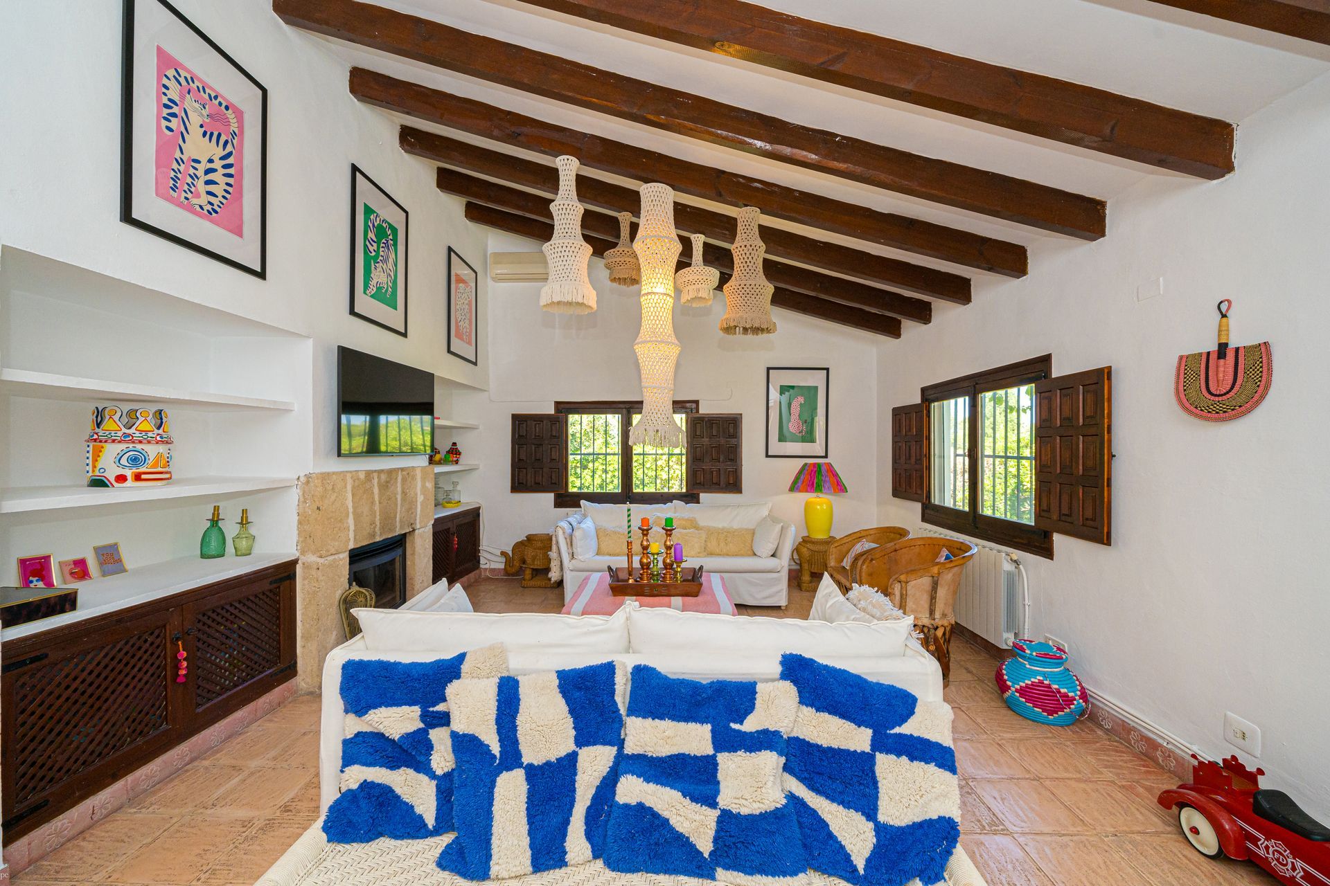 Een woonkamer met een blauw en wit tapijt op de vloer