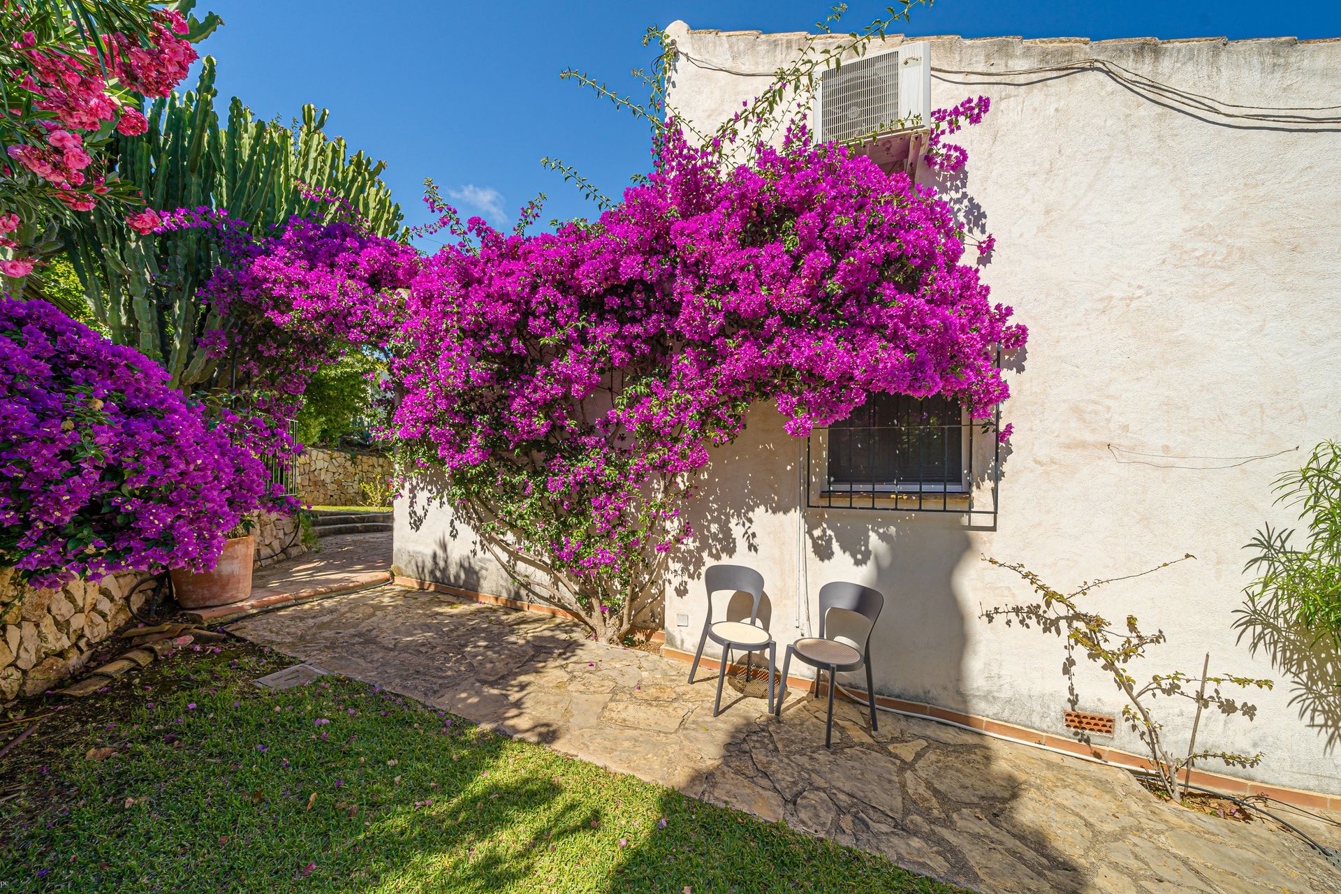 Een luchtfoto van Villa Fave met een zwembad en palmbomen in El Tosalet. Javea