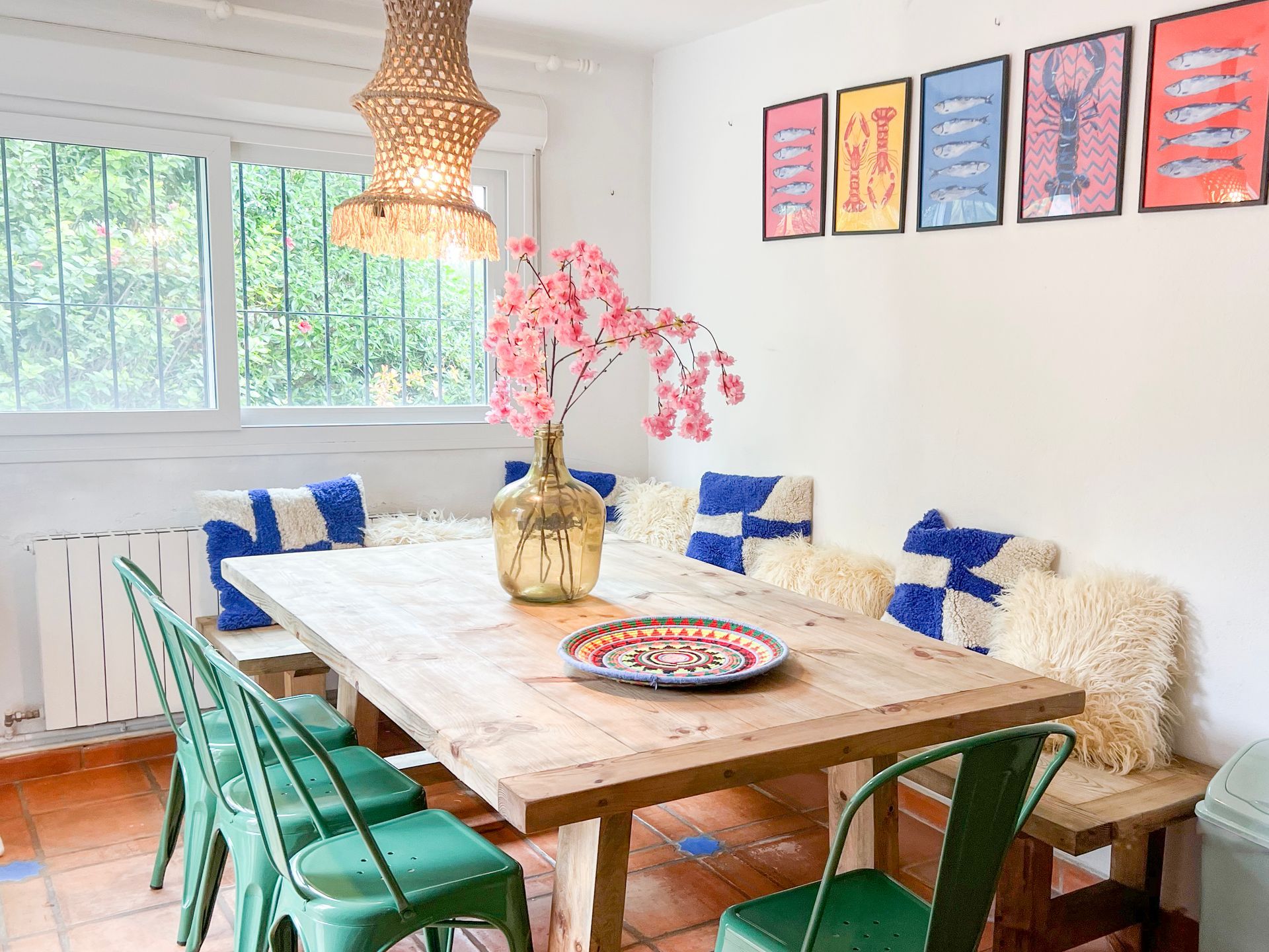 Un comedor con mesa y sillas de cristal.