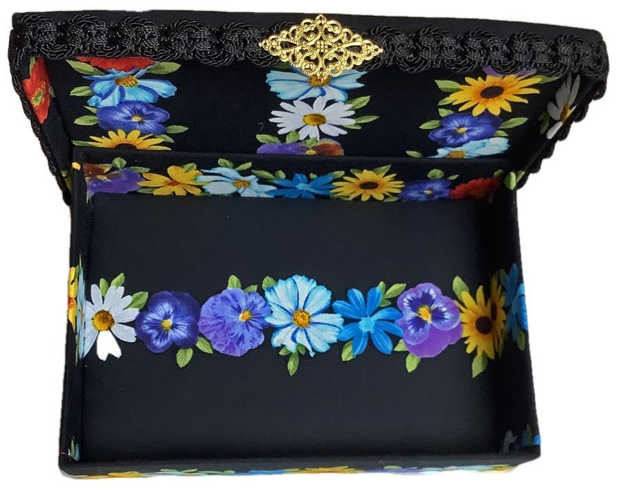 Daisy Chains Gift Box (Horizontal Stripe)