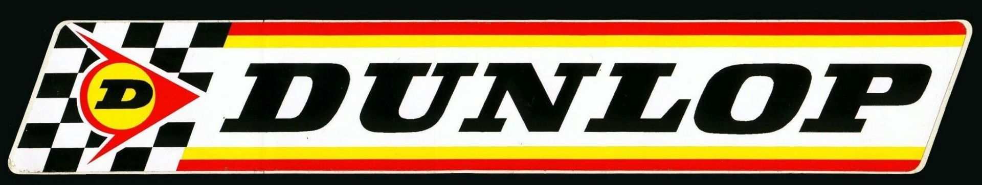 Logo Dunlop in nero, giallo e rosso su sfondo a scacchi.