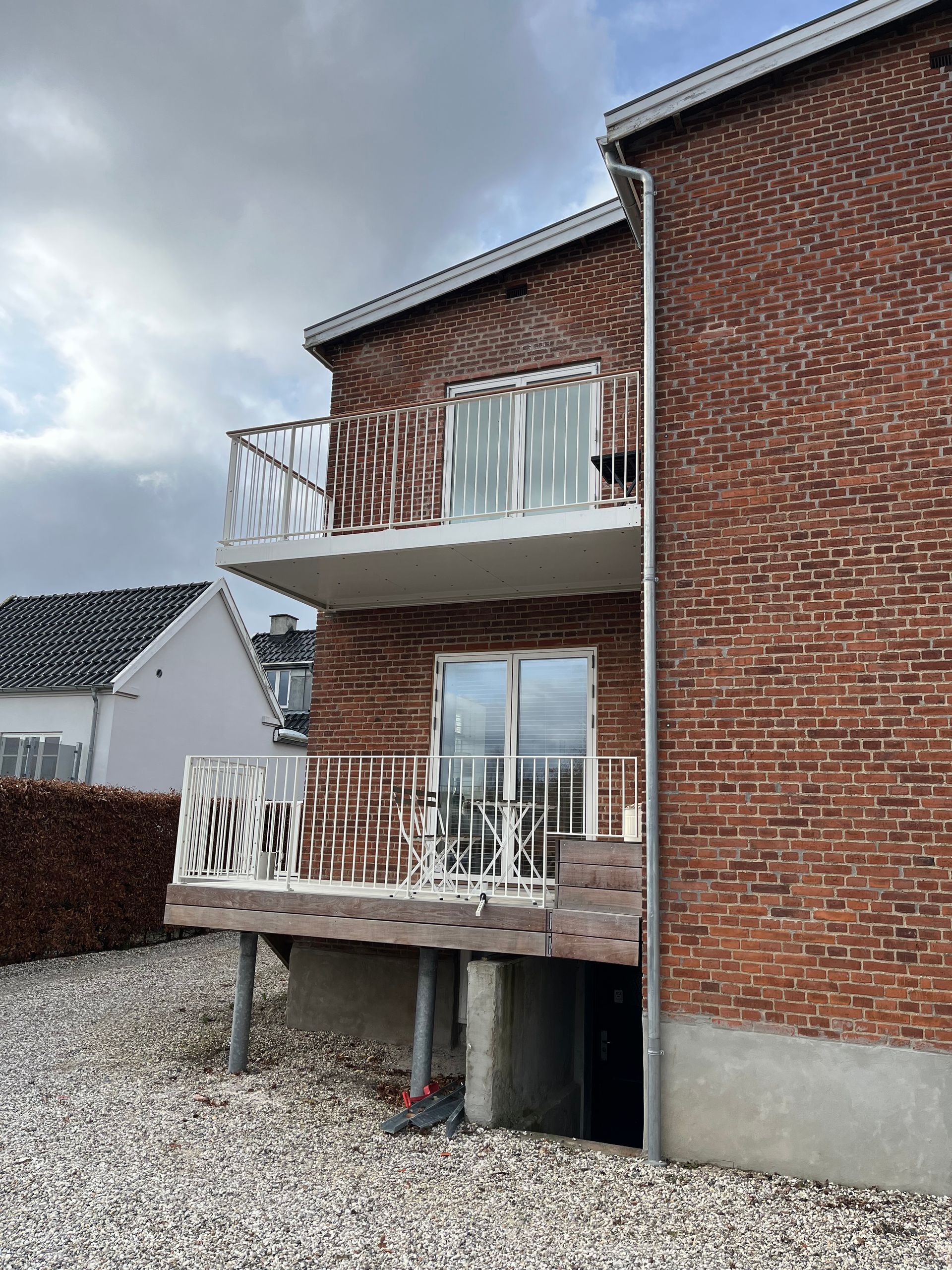 En murstensbygning med en balkon på siden af den