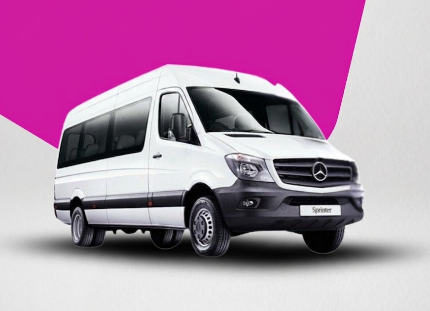 Minibús Mercedes blanco sobre un suelo blanco con fondo magenta.
