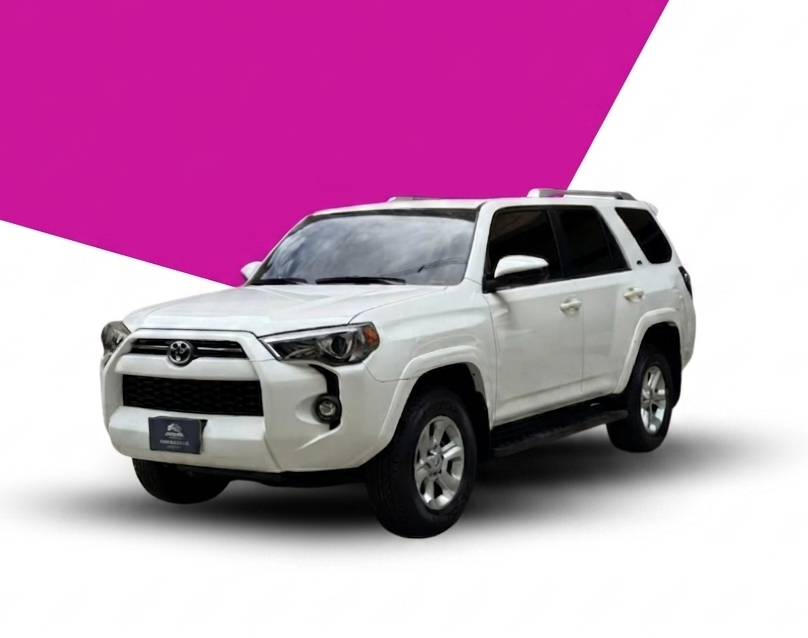 SUV Toyota blanco sobre fondo blanco con un detalle geométrico magenta.