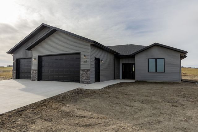 3607 Silver Leaf Avenue, Mandan, ND 58554