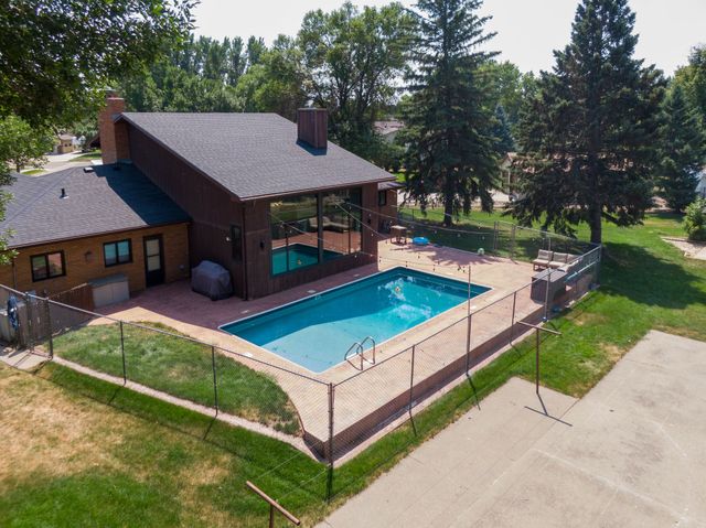 <p class="rteBlock">1524 Woodsman Pl, Bismarck ND 58504</p>