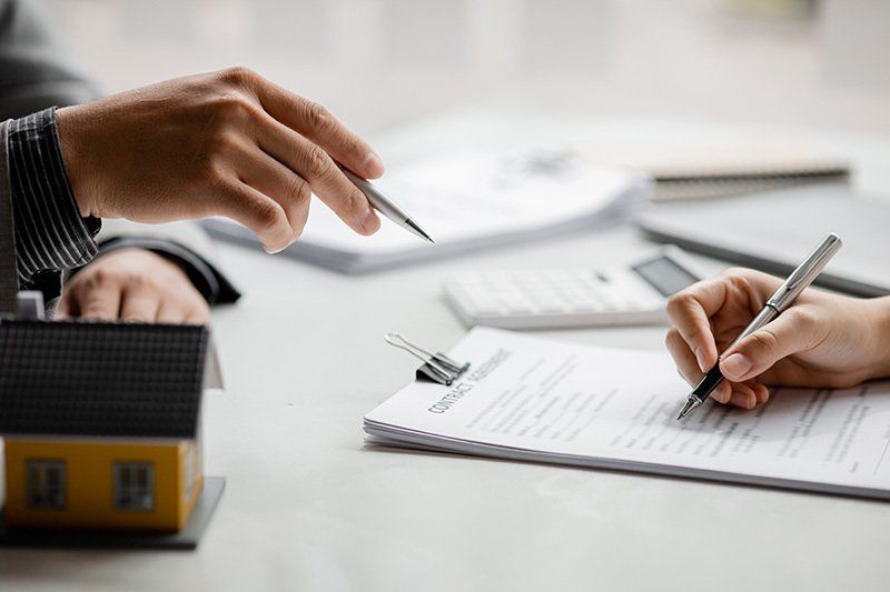 real estate agent explaining process