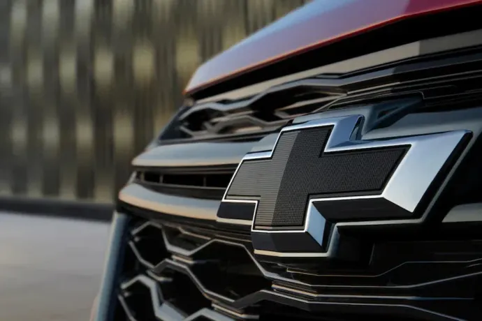 Um close de um logotipo da Chevrolet na frente de um carro.