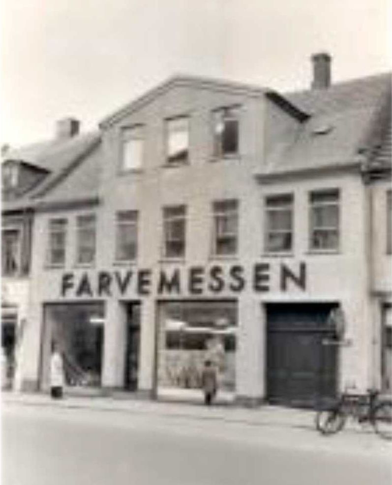 Et sort/hvidt foto af en bygning med ordet farvemessen på.