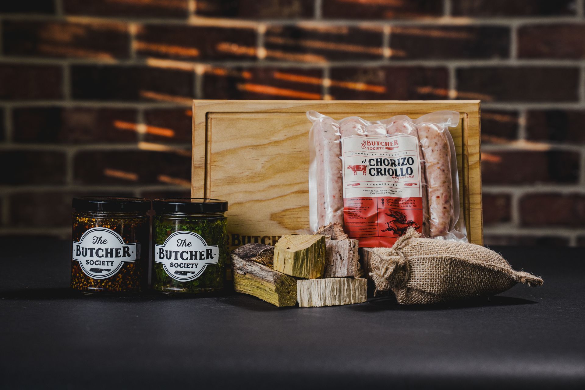 Caja de Productos para la Parilla, Chorizo, Salsa Chimichurri, Macha, madera Ahumar, Tabla de madera