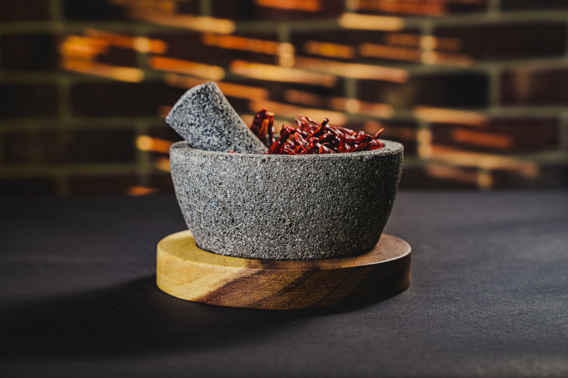 molcajete de piedra sobre una base de madera
