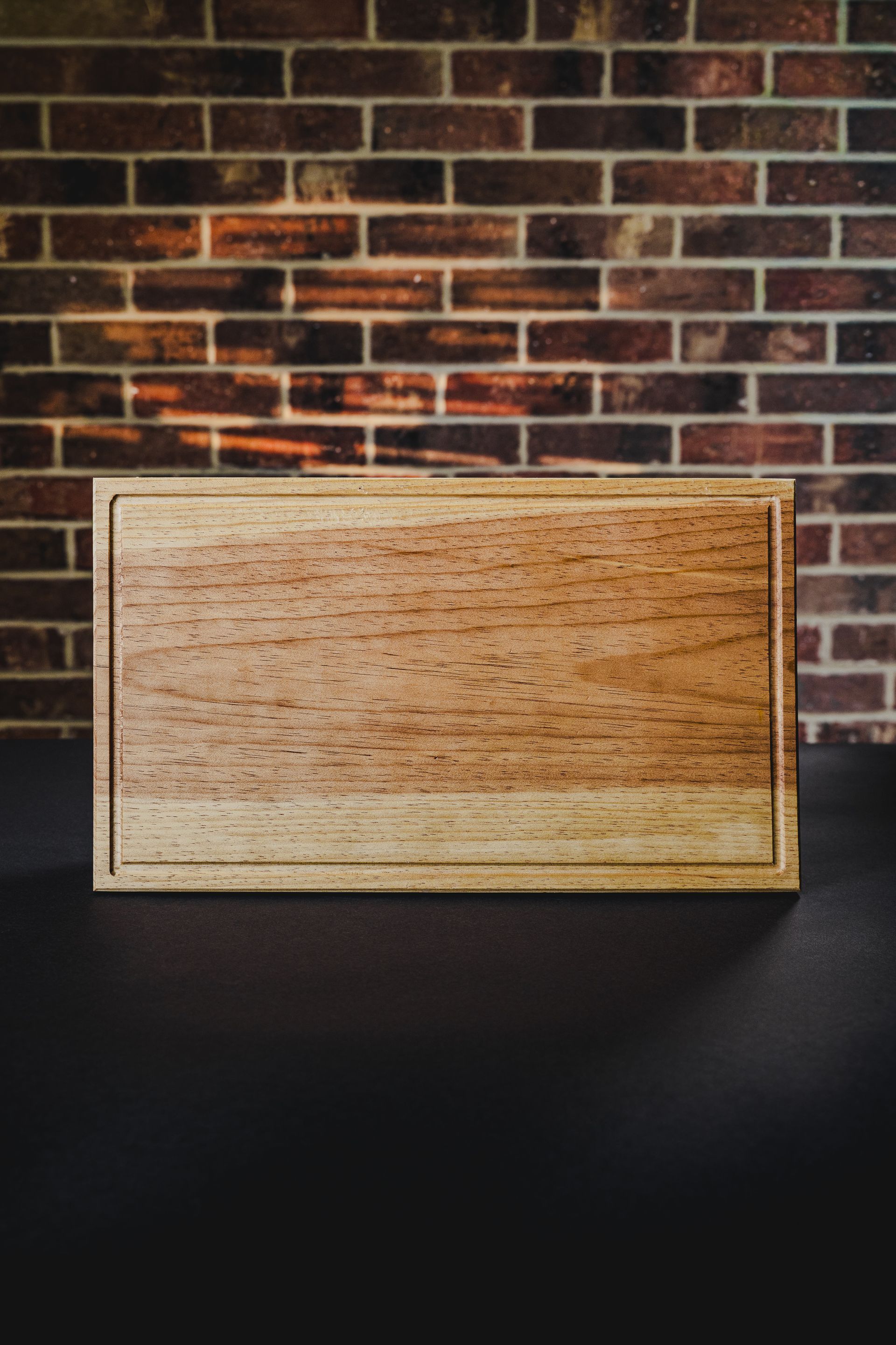 Tablas de picar y etiquetas estampadas sobre una superficie de madera.