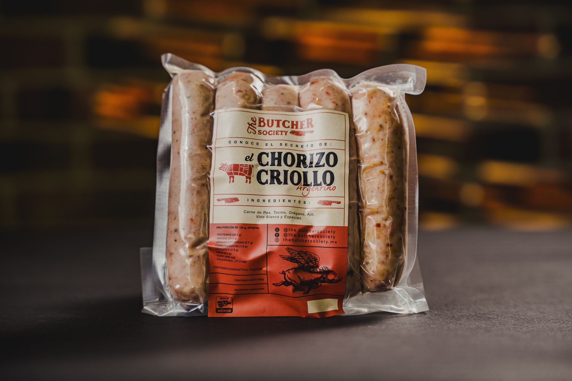 Cortar a mano un sándwich a la parrilla sobre una tabla de madera, cubierto con hierbas.