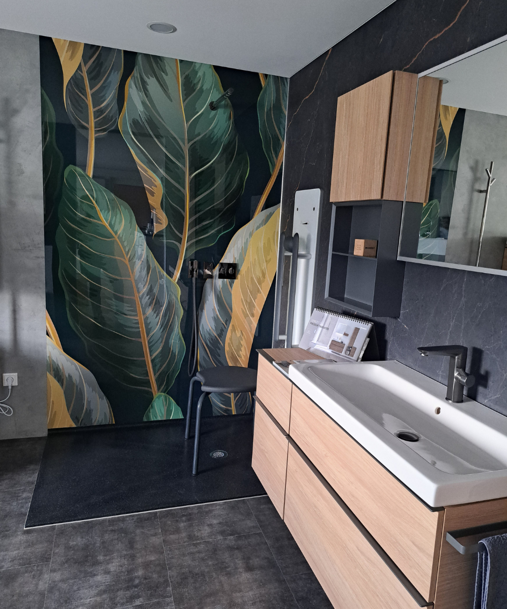 Ein Badezimmer mit einem großen Blätterwandbild an der Wand
