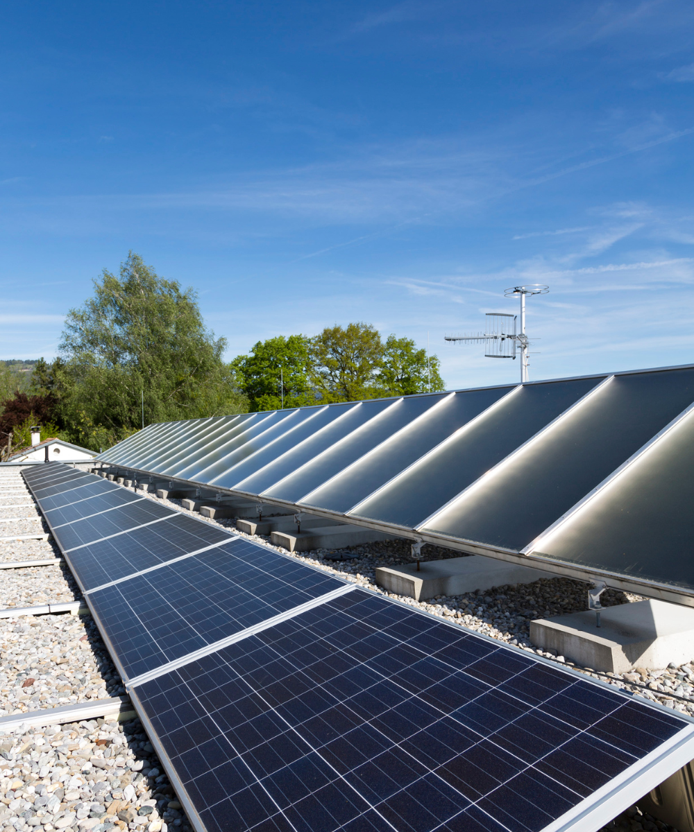 Eine Reihe von Solarmodulen auf dem Dach eines Gebäudes