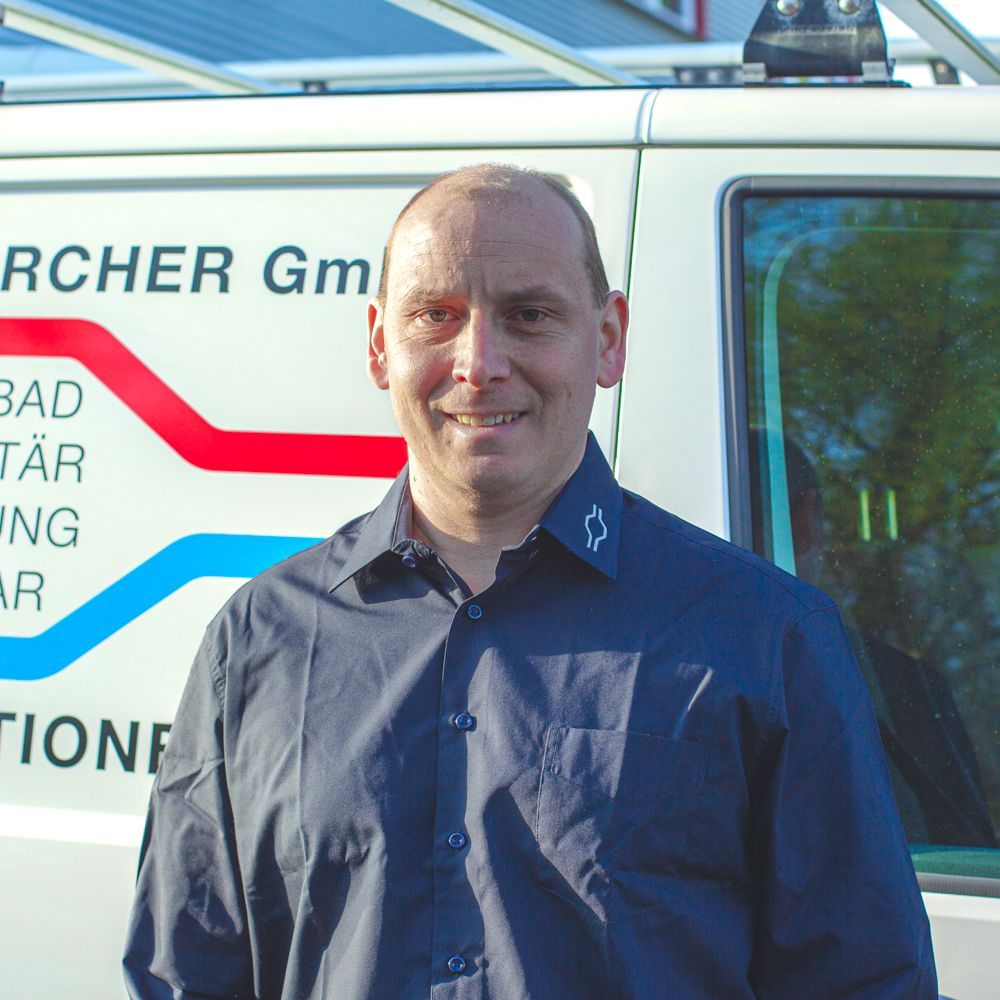 Ein Mann steht vor einem Lieferwagen mit der Aufschrift „Archer GM“