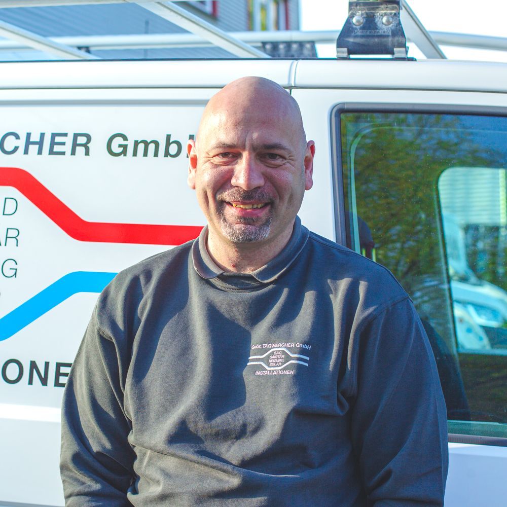 Ein Mann steht vor einem Lieferwagen mit der Aufschrift „Cher Gmb“