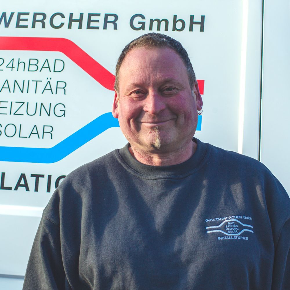 Ein Mann steht vor einem Schild mit der Aufschrift Werfer GmbH