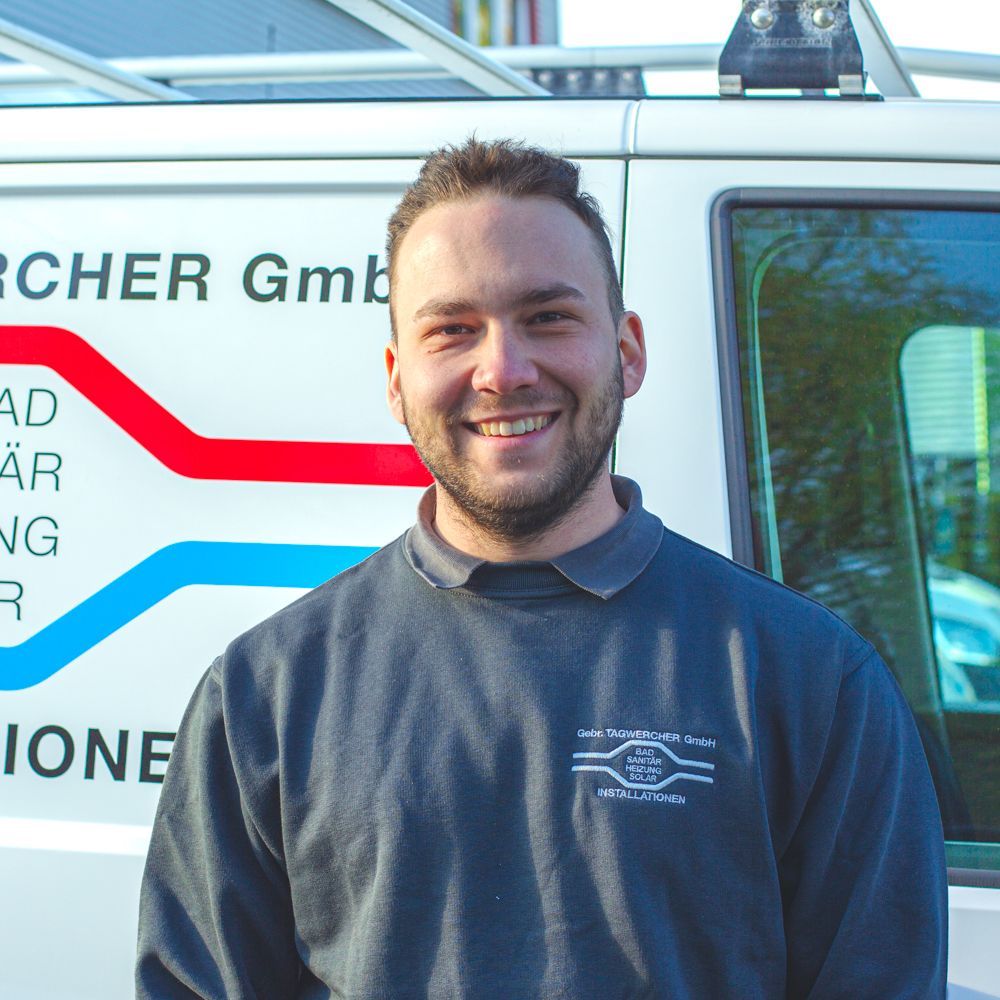 Ein Mann steht vor einem weißen Lieferwagen mit der Aufschrift „Archer Gmb“