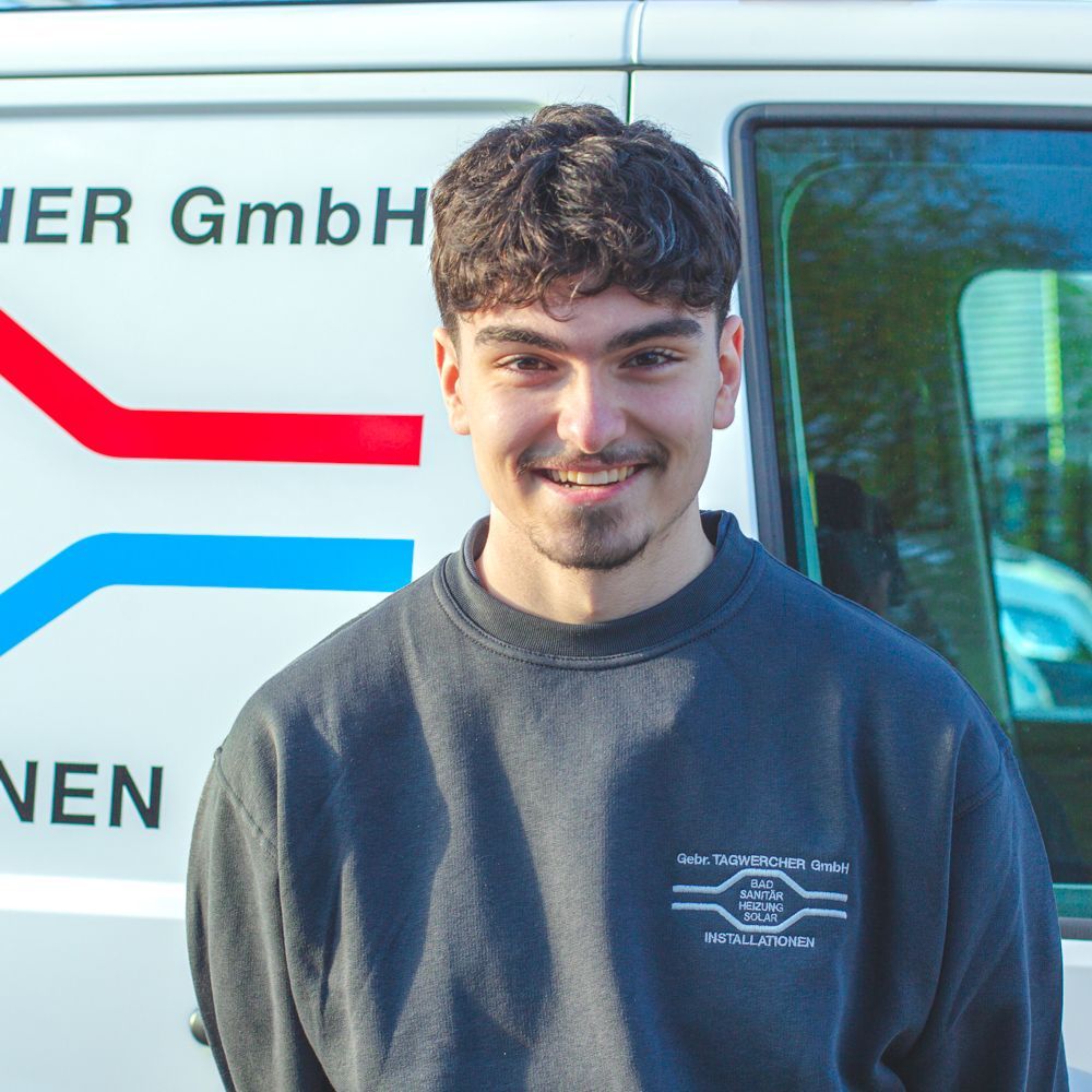 Ein junger Mann steht vor einem Lieferwagen mit der Aufschrift „GmbH“