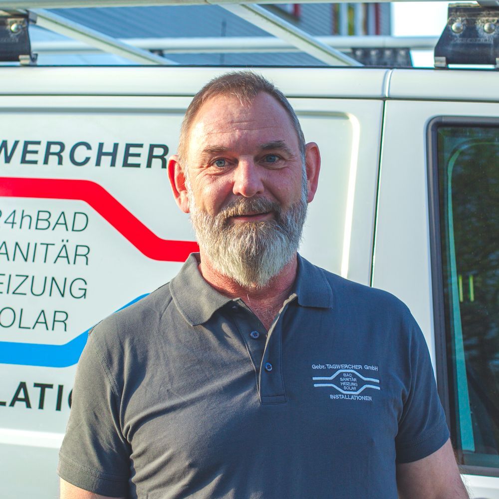 Ein Mann mit Bart steht vor einem Lieferwagen mit der Aufschrift Werfer