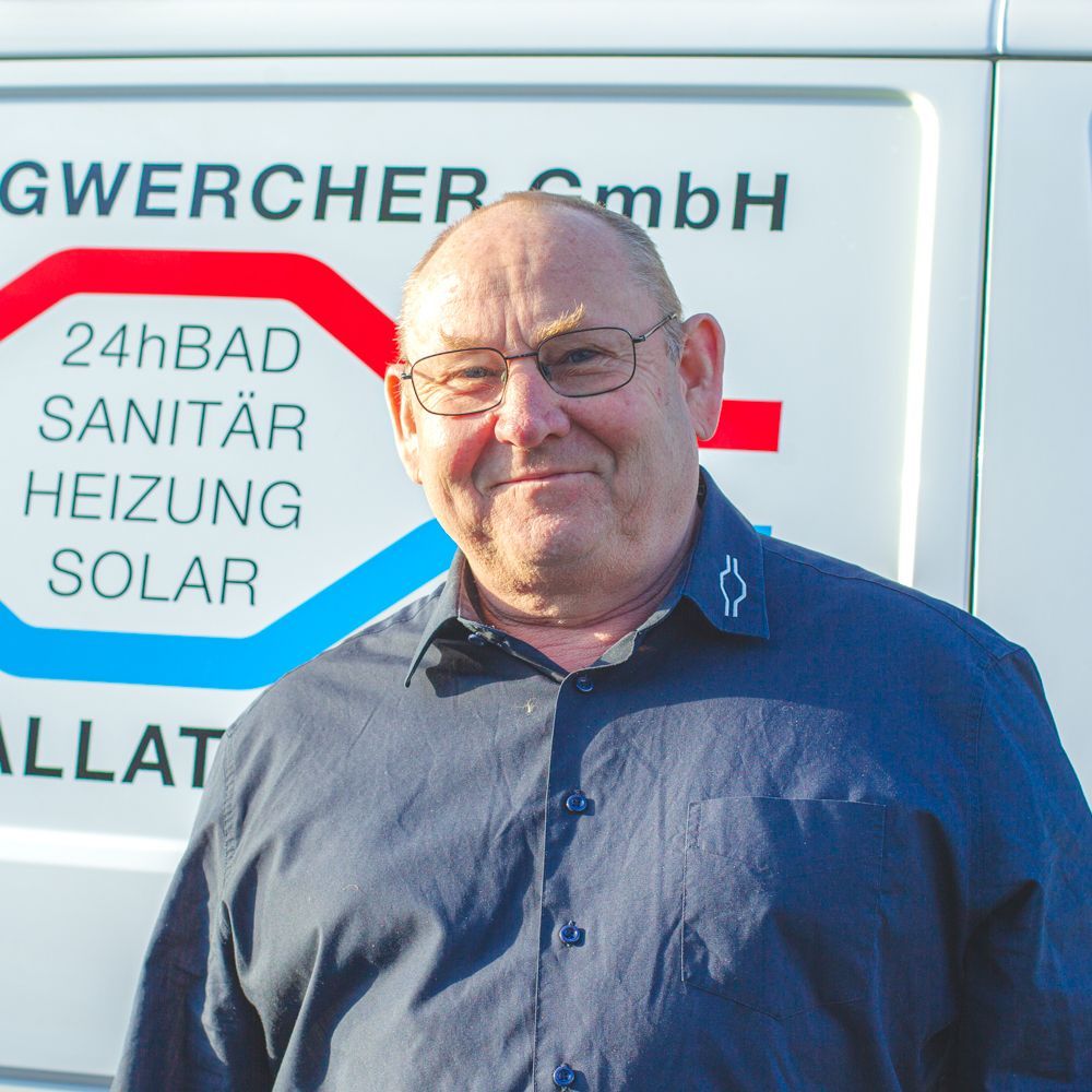 Ein Mann steht vor einem Schild mit der Aufschrift „Gwercher GmbH“