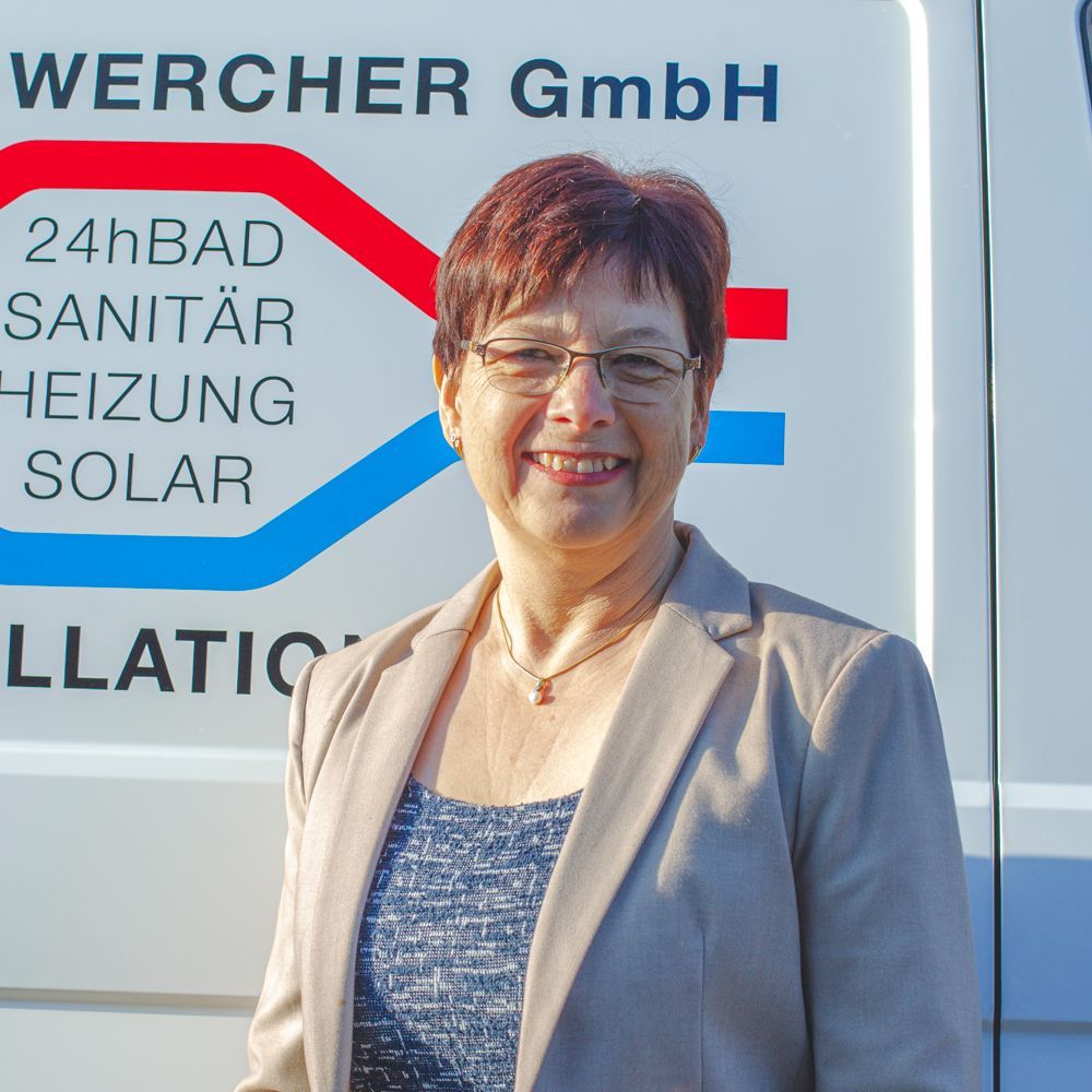 Eine Frau steht vor einem Lieferwagen mit der Aufschrift „Werfer GmbH“