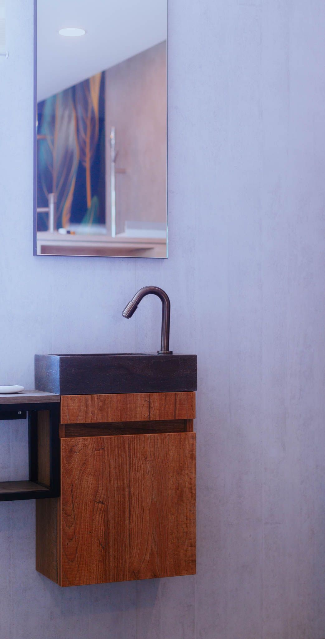 Ein Badezimmer mit Waschbecken und Spiegel an der Wand.
