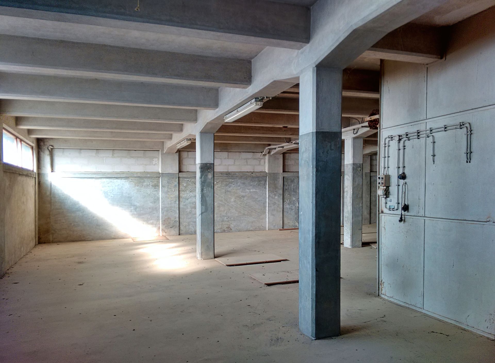 Ein leeres Lagerhaus mit Betonstützen und -wänden
