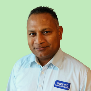 a man wearing a shirt that says edunet on it