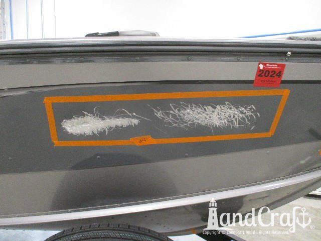Picture of scratches through paint on an aluminum Lund boat