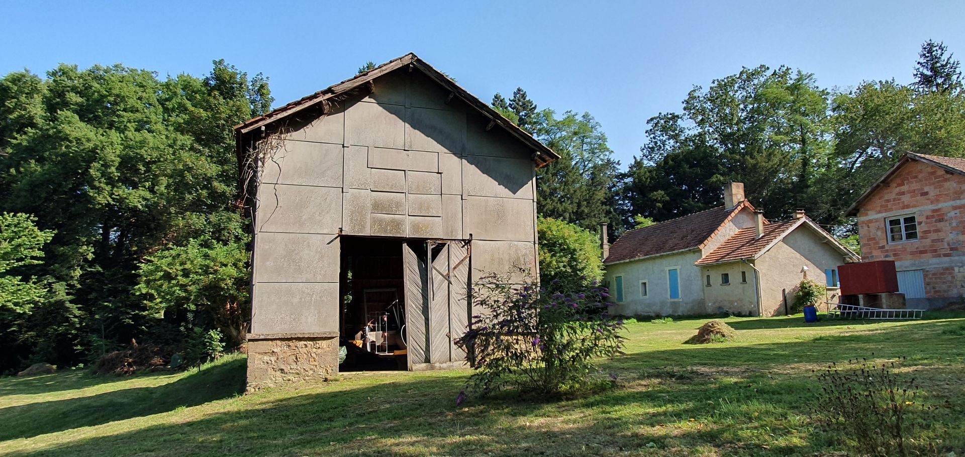 Un petit bâtiment avec un toit couvert de bardeaux