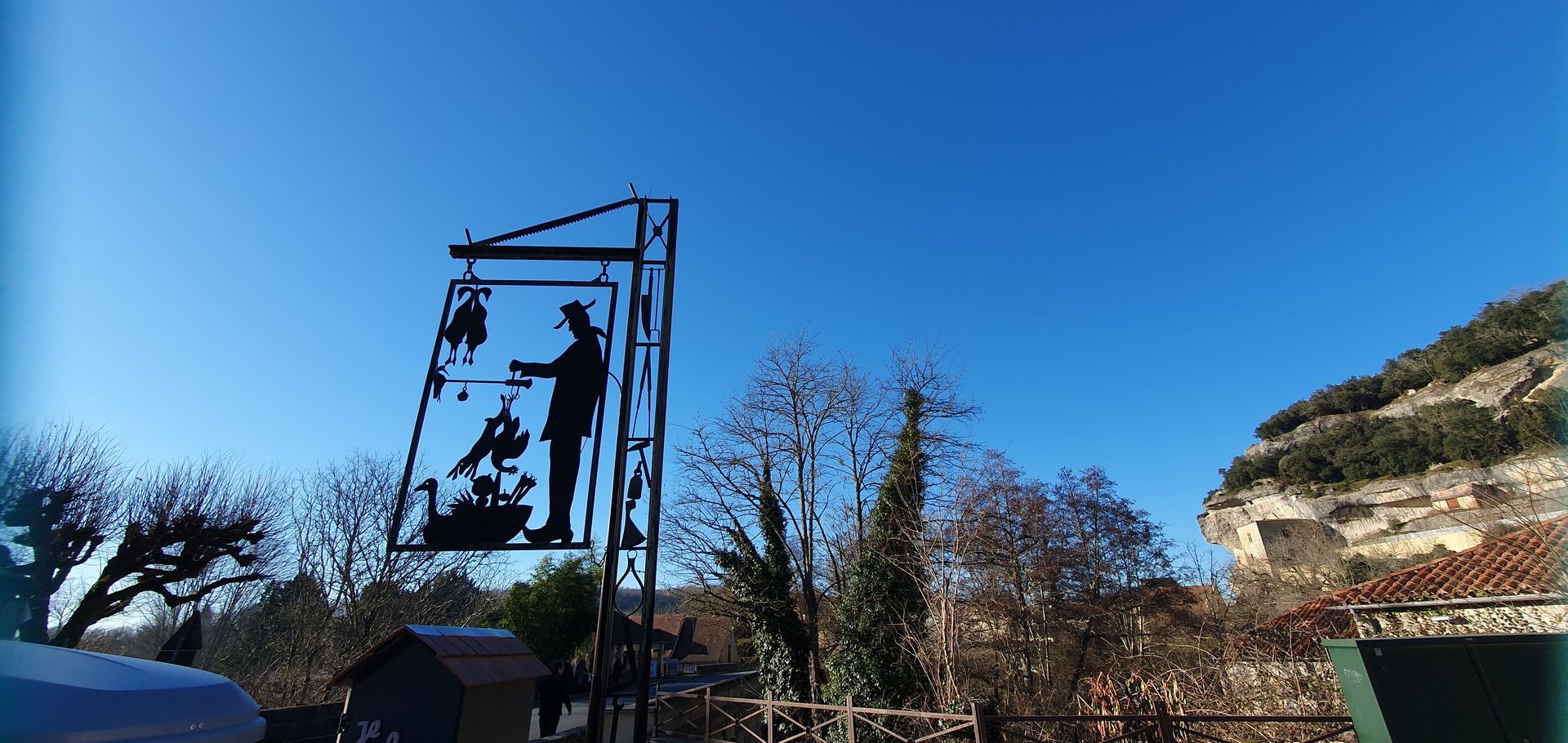 Een silhouet van een man die voor een blauwe lucht staat